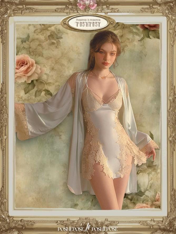 Les bijoux Secrets D'une Femme Nightdress With Robe